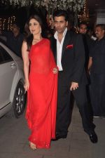 Kareena Kapoor, Karan Johar at the Wedding reception of Navin and Mahek Shetty in Mumbai on 11th Nov 2012 (131).JPG